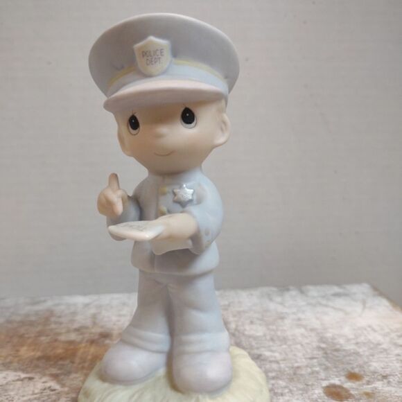 👍 Precious Moments Policeman. C2 - Picture 1 of 6